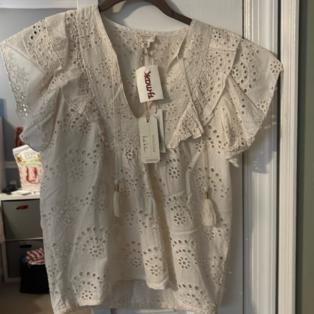 New with tags Nicole Miller cream blouse xsmall